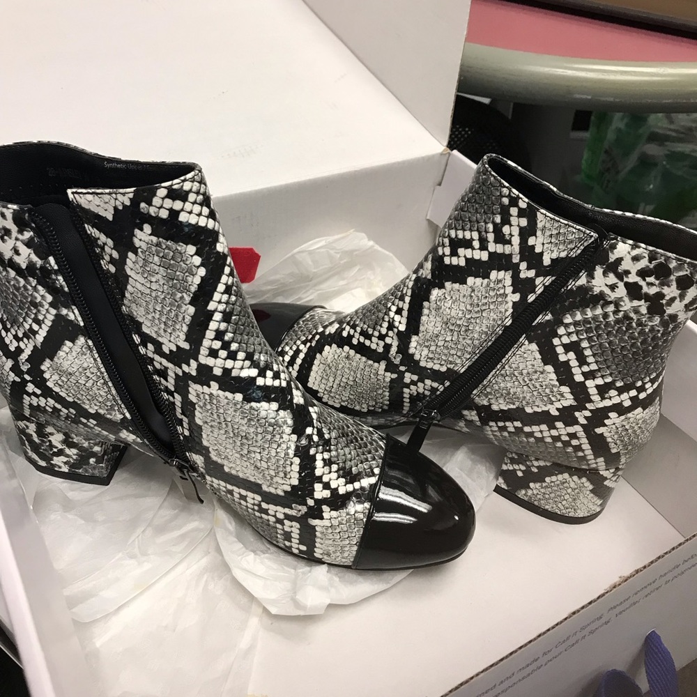 Brand new ankle boots snake skin black white size 8 1inch heels